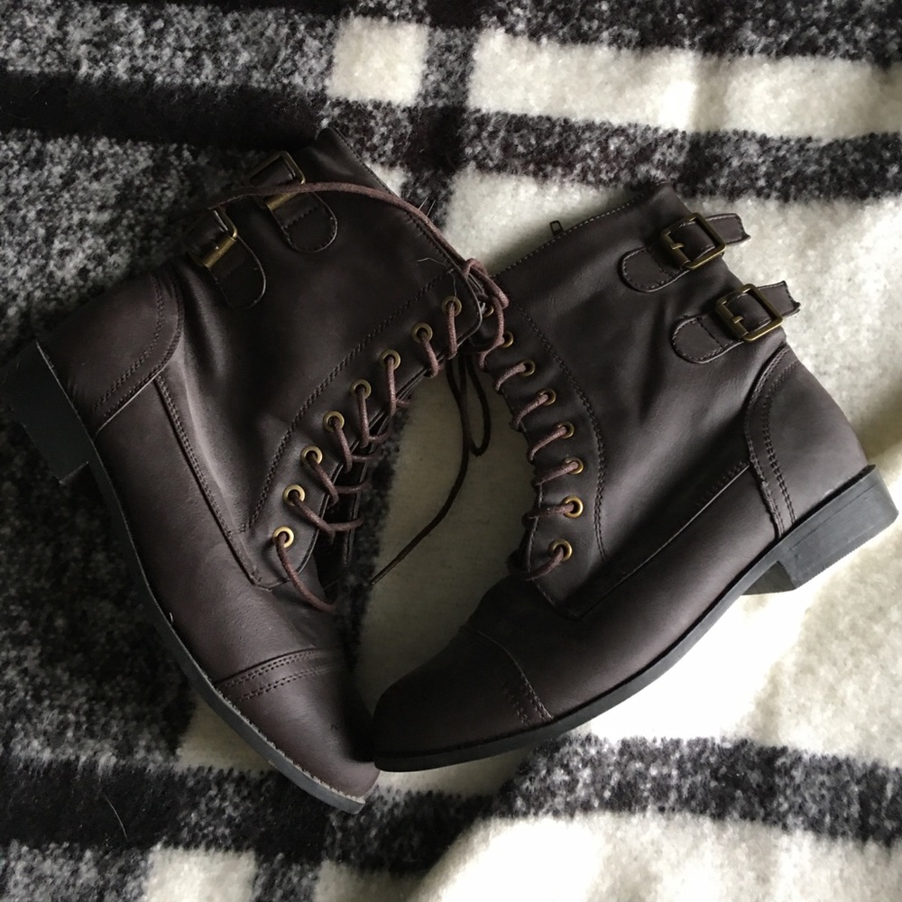 💌3 for $20 Cute combat boots - size 8